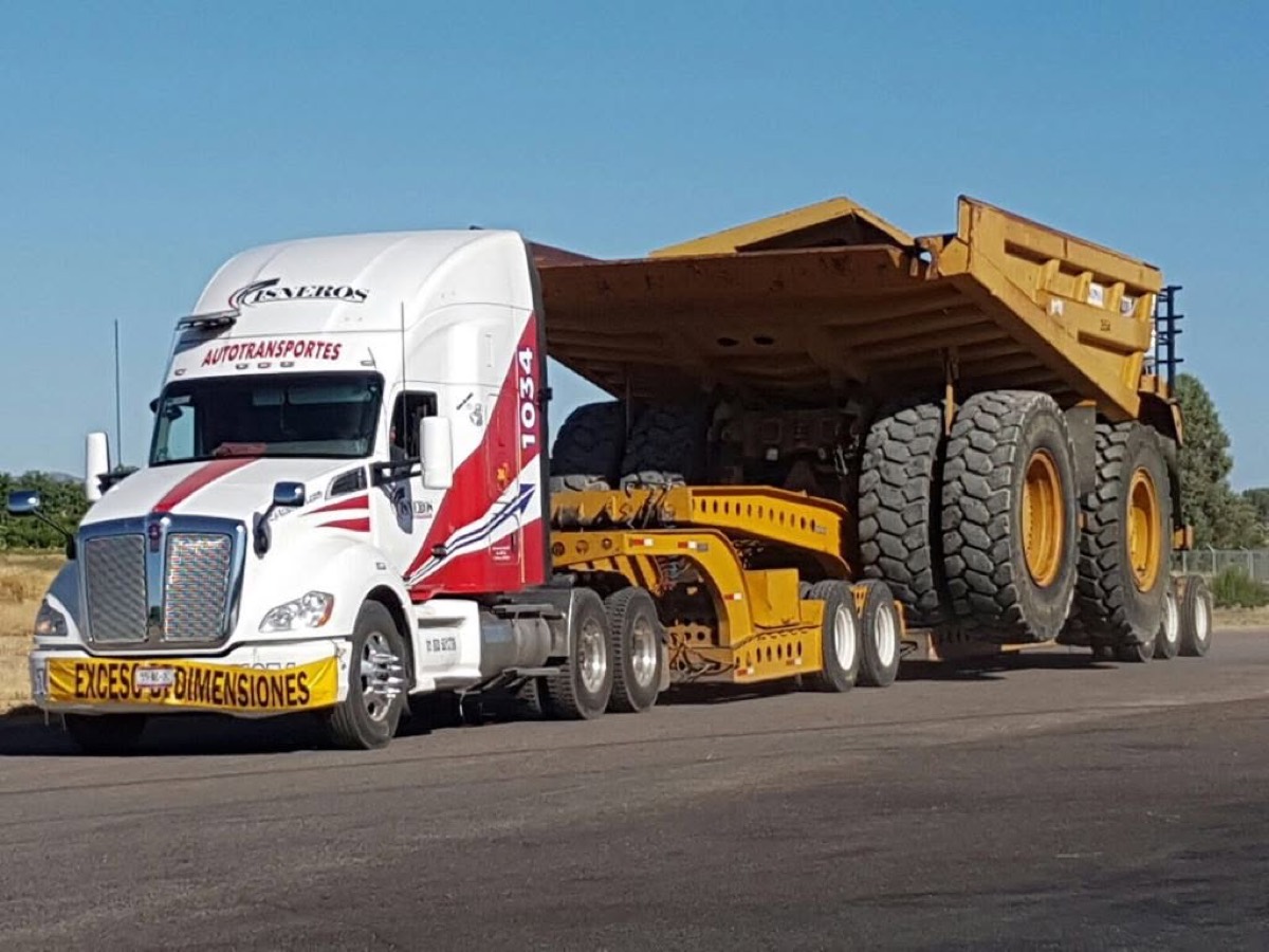 Unidad Cisneros transportando maquinaria pesada en obra