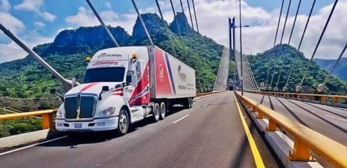 Tractocamiones Cisneros en carretera mexicana